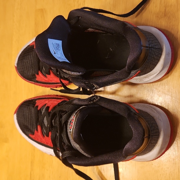 Nike size 7 very gently worn shoe less than 10 times. Pic shows tear in fabric. - Picture 4 of 4